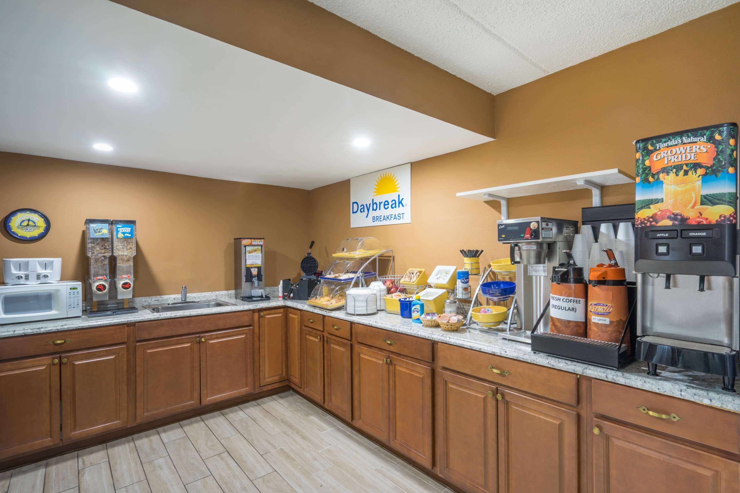 Days Inn By Wyndham Hurricane Mills מראה חיצוני תמונה