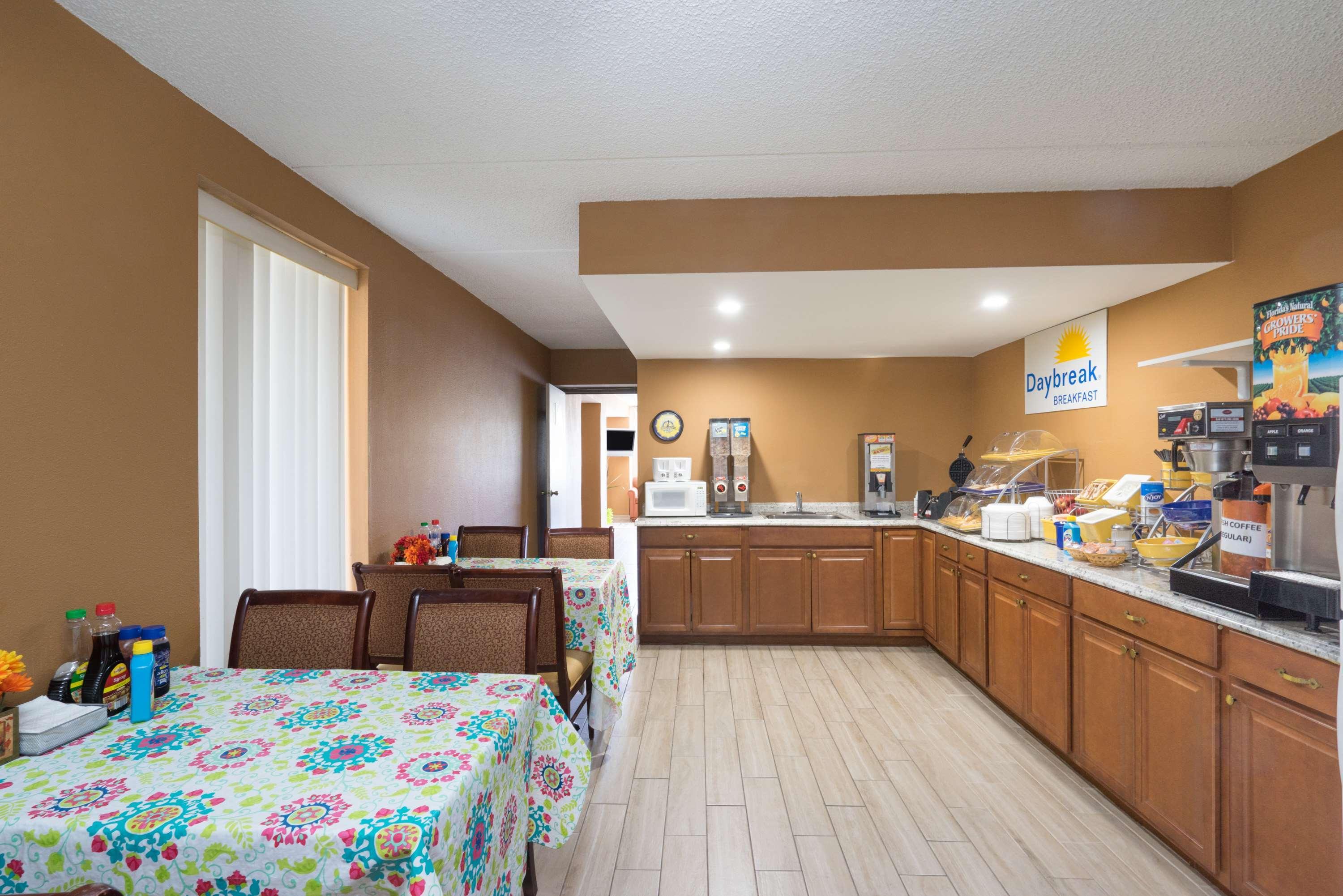 Days Inn By Wyndham Hurricane Mills מראה חיצוני תמונה